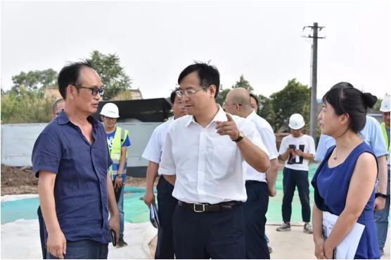 鐘書記走訪國際醫(yī)學(xué)項目現(xiàn)場，冒酷暑、送服務(wù)、解難題