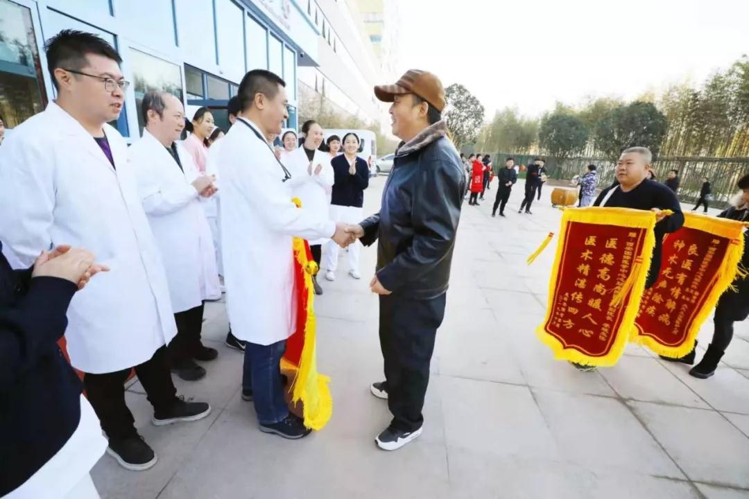 三秦網(wǎng)報(bào)道—西安國(guó)際醫(yī)學(xué)中心醫(yī)院創(chuàng)奇跡 老賈康復(fù)出院敲鑼打鼓送錦旗