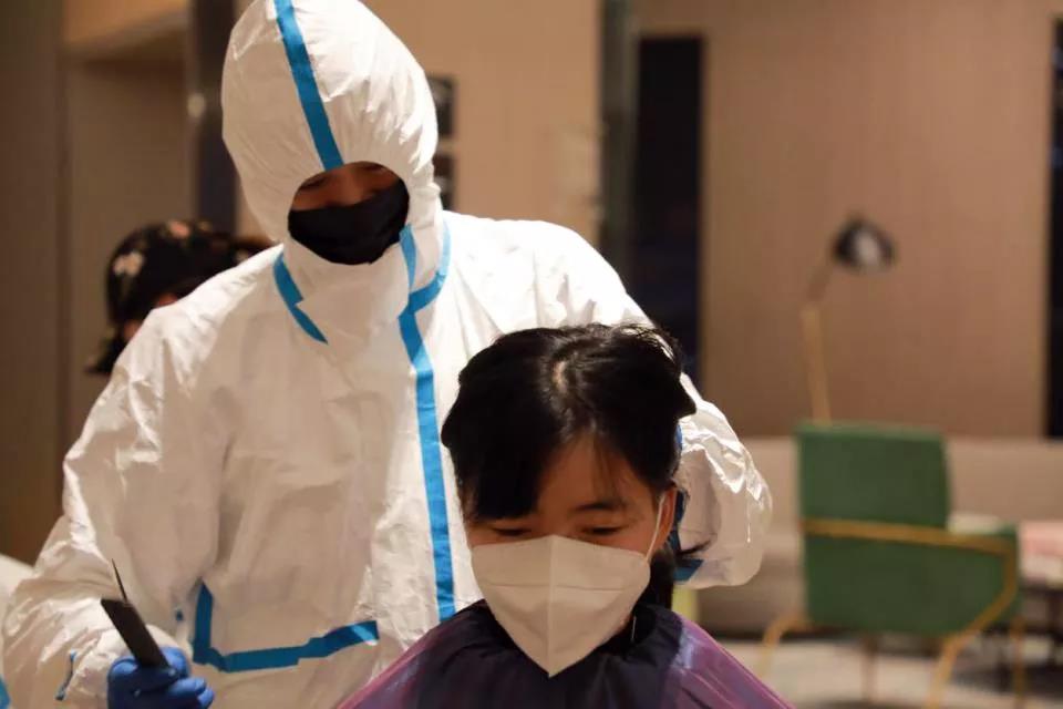 100多位赴武漢醫(yī)療隊(duì)女隊(duì)員“削”掉秀發(fā) ——武漢市委秘書長(zhǎng)說，疫情過去一定為你們請(qǐng)功！