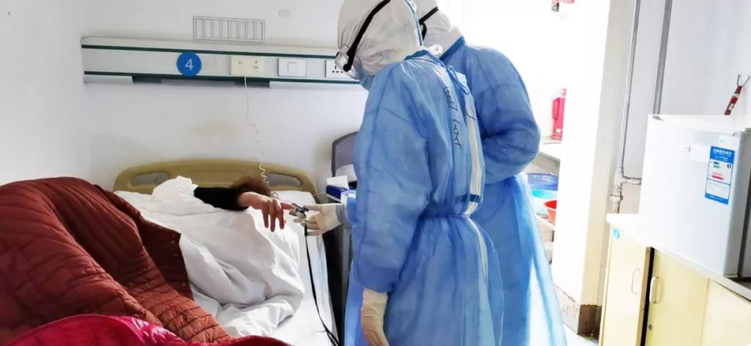 贊！醫(yī)護(hù)人員用方言為患者加油打氣