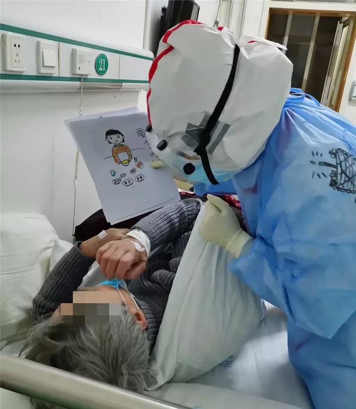 【戰(zhàn)“疫”日記】紙上生花 畫(huà)中有愛(ài)