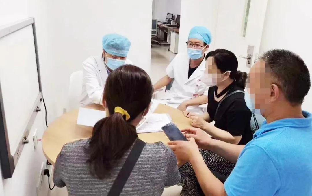 險(xiǎn)！桃核卡在氣道上  這個(gè)急救方法你得掌握