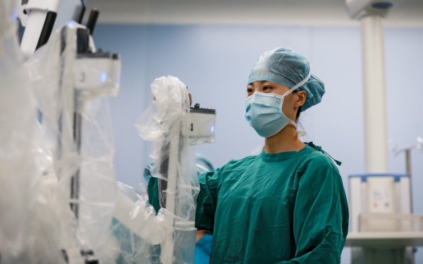 西部網(wǎng)——“新同事”達芬奇手術機器人輔助婦科微創(chuàng)手術獲成功