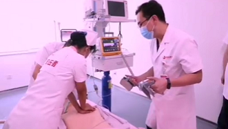 快來(lái)人！邁克需要搶救！