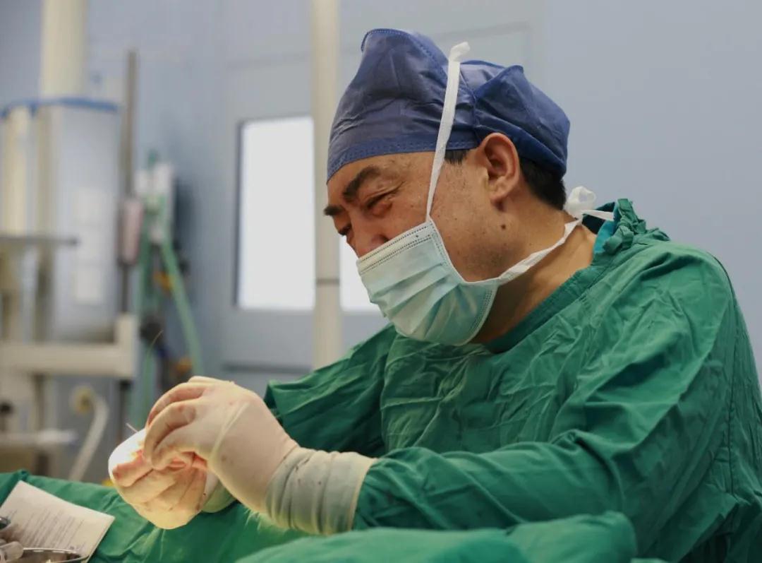 “中國器官再造第一人”郭樹忠教授用三根肋骨雕刻成“耳朵”！