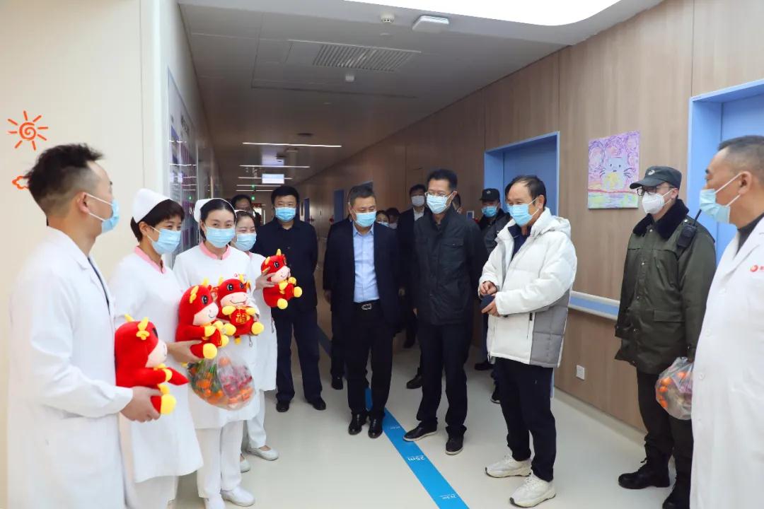 真溫暖！這家醫(yī)院除夕送餃子送祝福……國際醫(yī)學集團及醫(yī)院領導一行慰問堅守“醫(yī)”線醫(yī)護人員及住院患者
