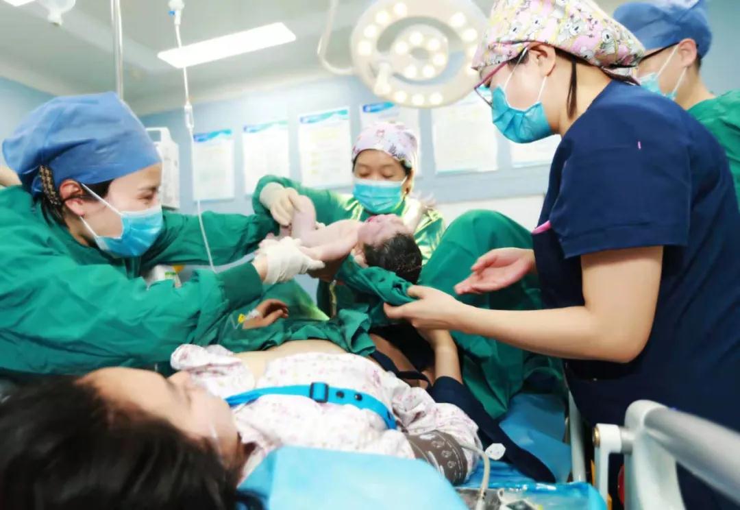 華商云健康—迎新春，西安國(guó)際醫(yī)學(xué)中心醫(yī)院第一個(gè)“金牛寶寶”來啦！