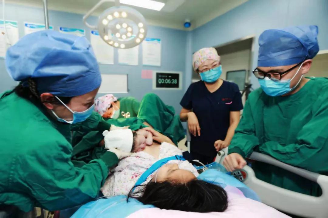 陽(yáng)光網(wǎng)—迎新春，西安國(guó)際醫(yī)學(xué)中心醫(yī)院第一個(gè)“金牛寶寶”來啦！