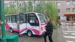 暖心！醫(yī)院下雨天安排擺渡車