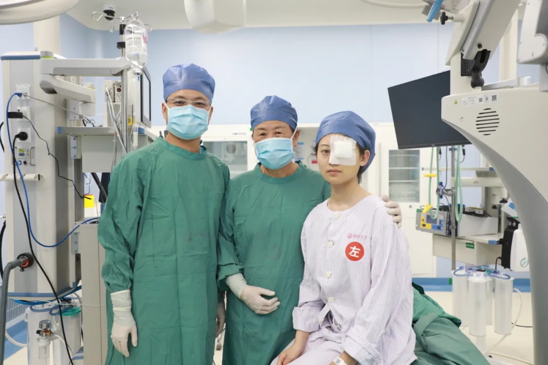 暑期摘鏡潮！18歲女孩開(kāi)啟“無(wú)鏡”人生