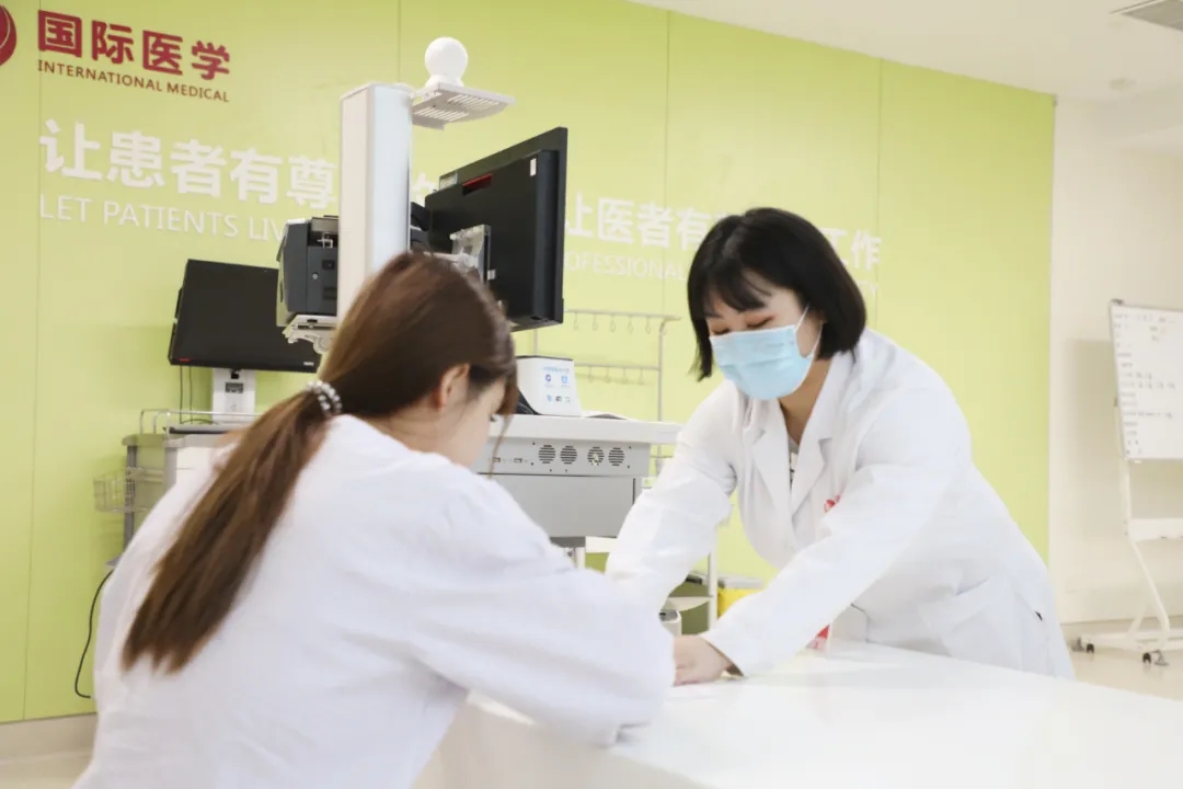 出院手續(xù)床前辦理，「移動結(jié)算車」便民又惠民！