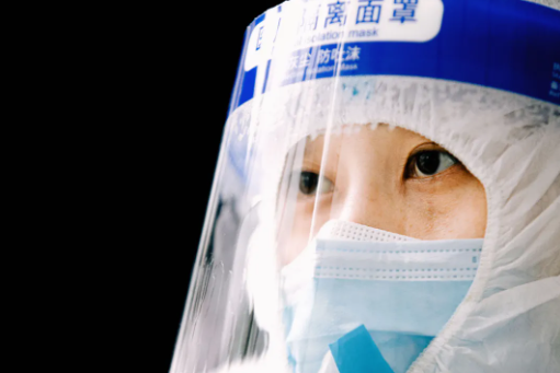 你穿防護服的樣子，真好看！