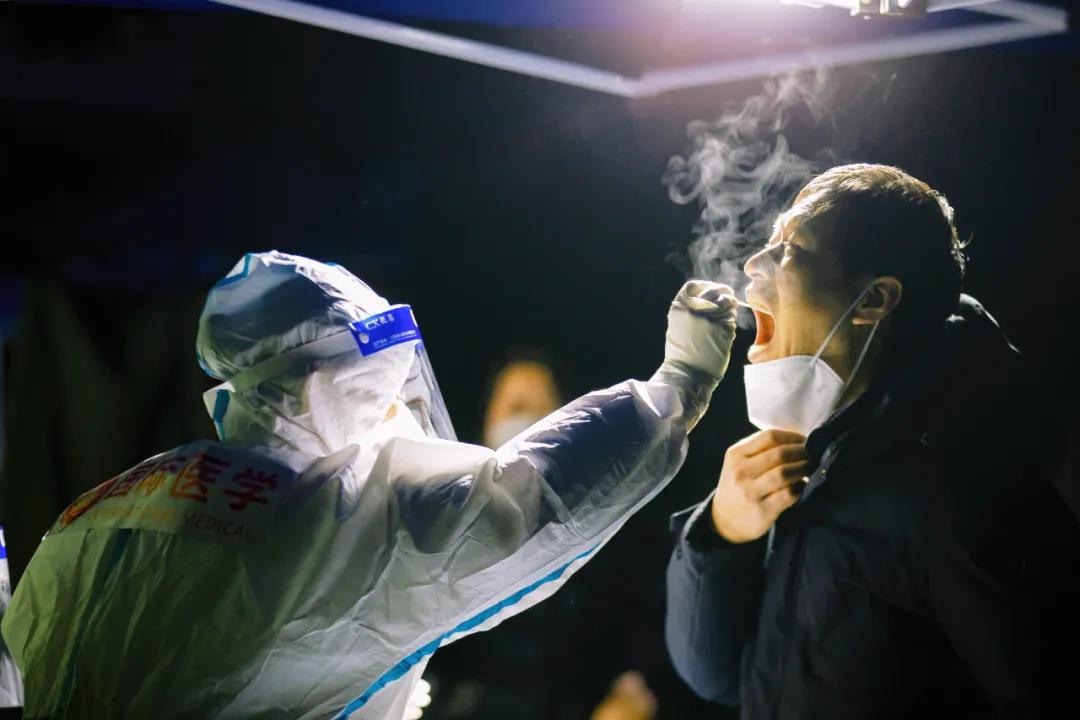 270 萬+！凍紅的手、蹲下的背影，看哭了......