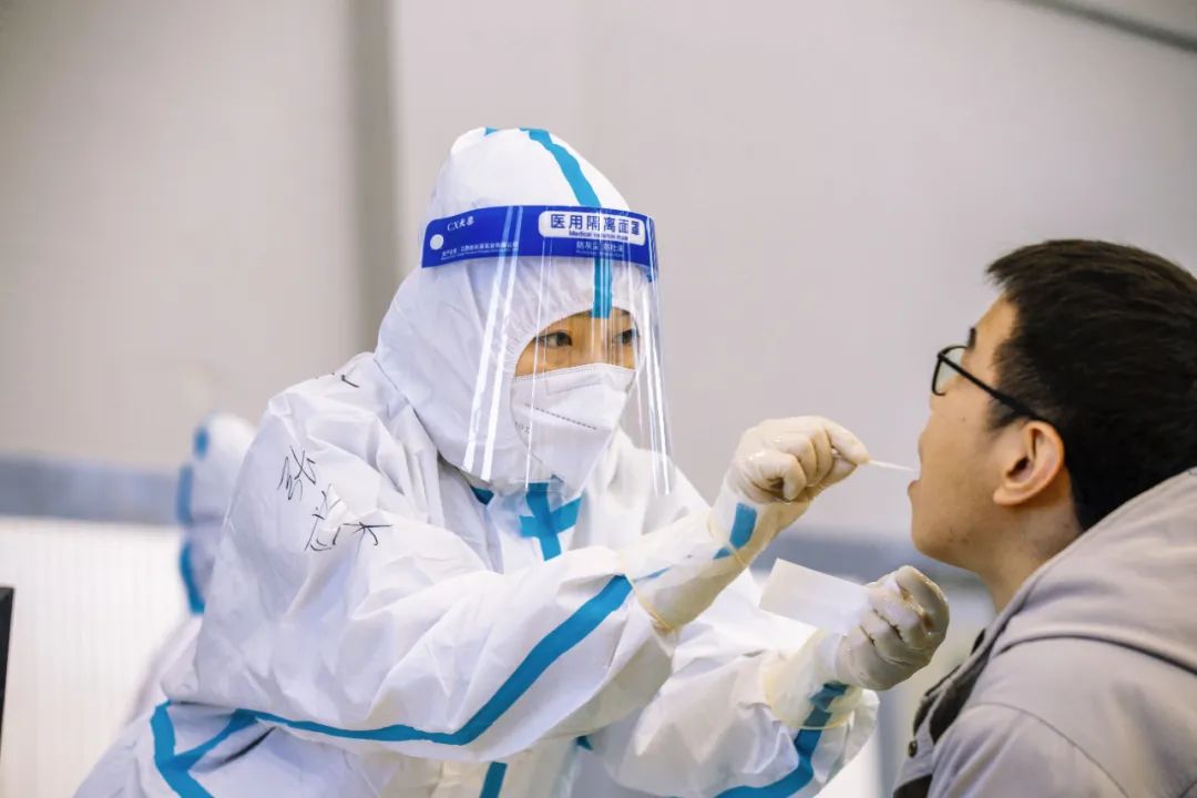 感冒和新冠肺炎有啥不同？