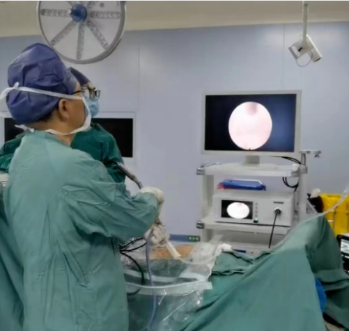 胸椎管狹窄，他把手術(shù)傷口由10公分縮小至7毫米