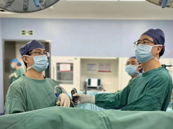 一劈為二！這臺(tái)微創(chuàng)手術(shù)為他清除了“不速之客”