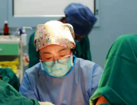 甘肅孕婦星夜兼程400公里，醫(yī)生連夜“環(huán)扎”保胎兒