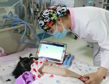 六一兒童節(jié)，ICU內(nèi)醫(yī)護為小患者扎辮子