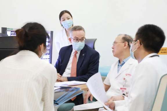 門診、查房、學術(shù)交流……全美排名第一的妙佑醫(yī)療國際專家團隊參與“首屆國際醫(yī)學高峰論壇”國際診療日活動