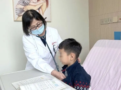 支原體肺炎來了！住院扎堆，學(xué)習(xí)桌搬到病房，孩子邊寫作業(yè)邊打點滴