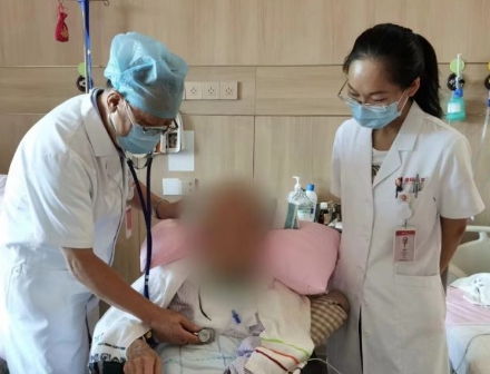 多次渡過險關(guān)，身患重疾的92歲老人在醫(yī)院度過了四個不平凡的生日