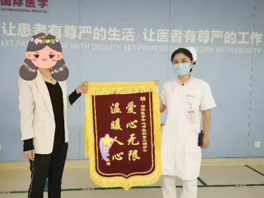 點(diǎn)贊正能量！95后護(hù)士救下走失老人 暖心一扶顯大愛(ài)