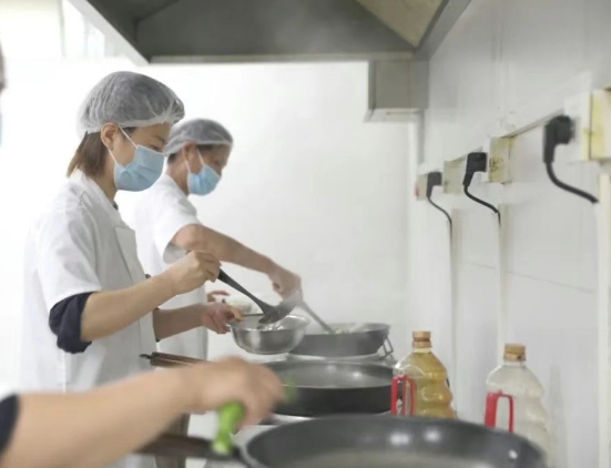 灶火燃起時，醫(yī)院飄出“家的味道”