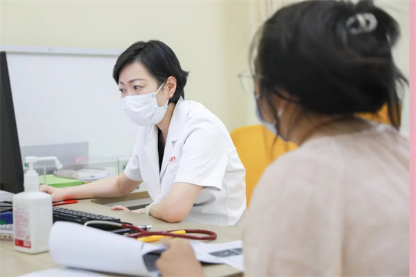 生長(zhǎng)發(fā)育、視力矯治、泌尿外科……暑假未到，兒科門診已排起長(zhǎng)隊(duì)